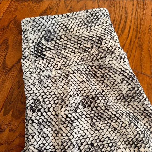 Balance Collection Black and White Animal Print Leggings Size Large - Picture 5 of 5